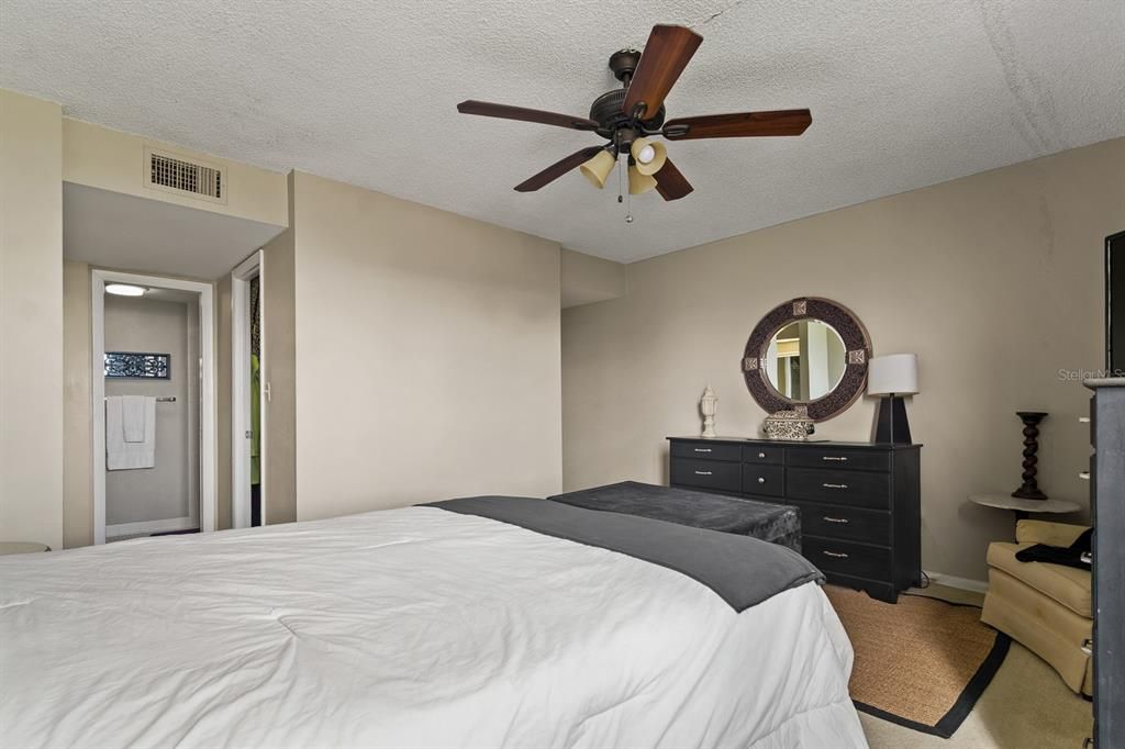 待售: $135,000 (2 贝兹, 2 浴室, 1050 平方英尺)