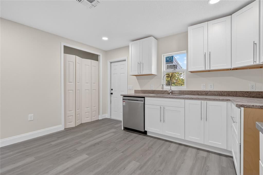 待售: $299,000 (5 贝兹, 2 浴室, 1776 平方英尺)