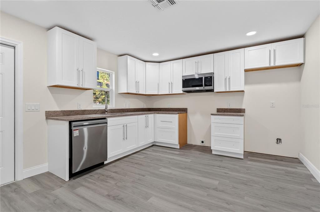 待售: $299,000 (5 贝兹, 2 浴室, 1776 平方英尺)