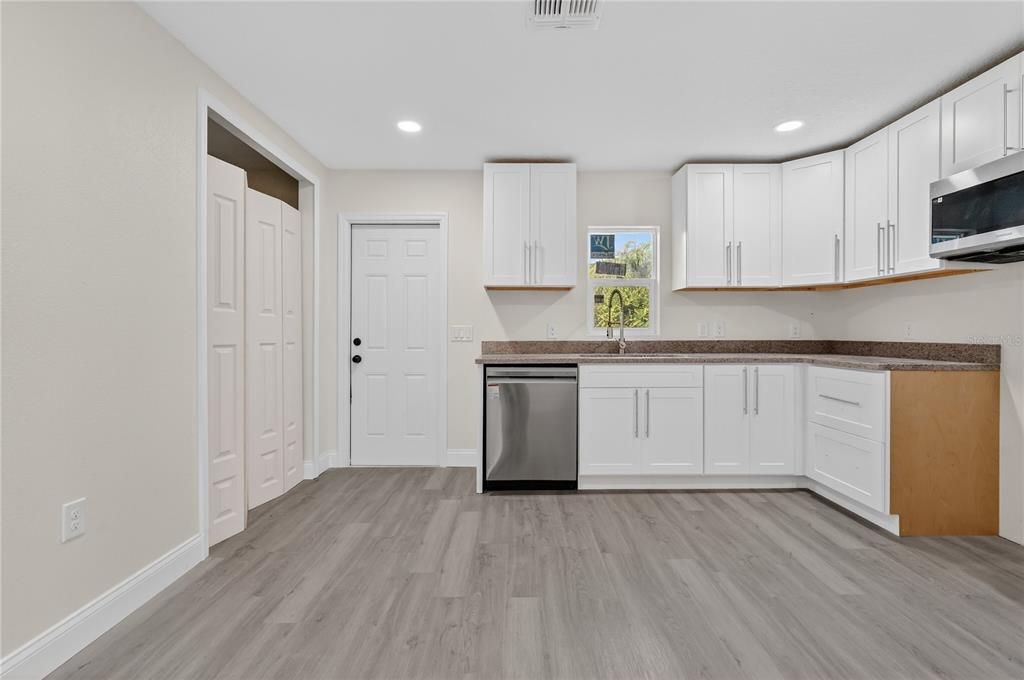 待售: $299,000 (5 贝兹, 2 浴室, 1776 平方英尺)