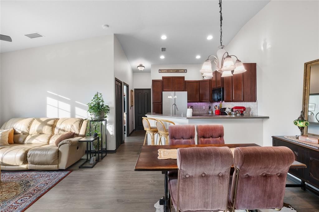 For Sale: $225,000 (2 beds, 2 baths, 1018 Square Feet)