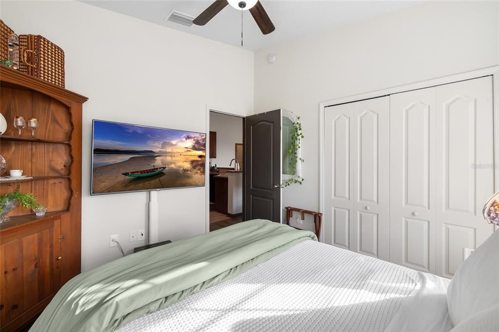 For Sale: $225,000 (2 beds, 2 baths, 1018 Square Feet)