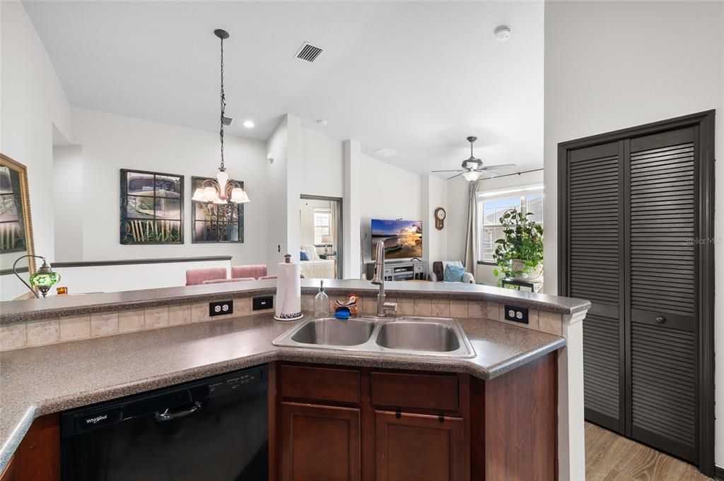 For Sale: $225,000 (2 beds, 2 baths, 1018 Square Feet)