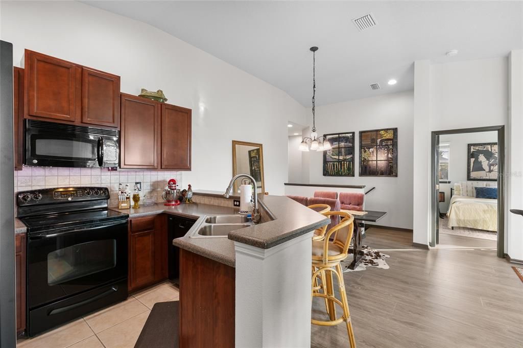 For Sale: $225,000 (2 beds, 2 baths, 1018 Square Feet)