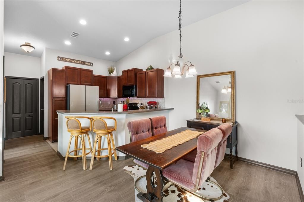 For Sale: $225,000 (2 beds, 2 baths, 1018 Square Feet)