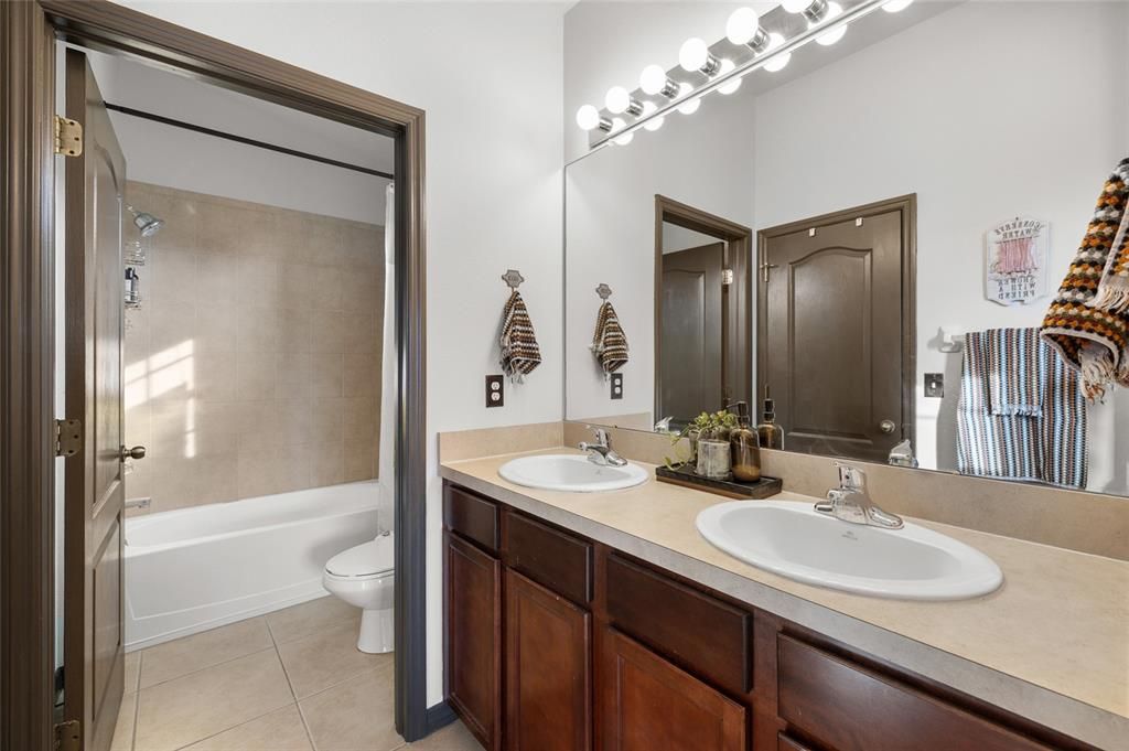 For Sale: $225,000 (2 beds, 2 baths, 1018 Square Feet)