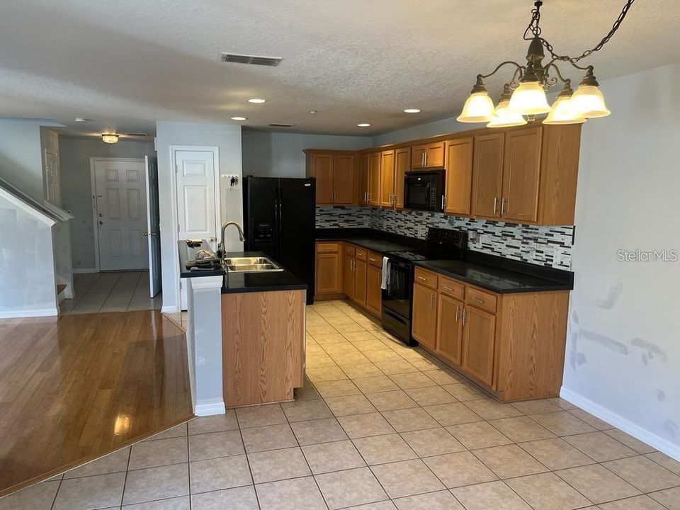 For Rent: $2,400 (3 beds, 2 baths, 1592 Square Feet)