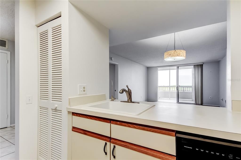 For Sale: $178,900 (2 beds, 2 baths, 1075 Square Feet)