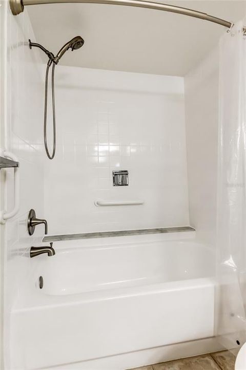 For Sale: $178,900 (2 beds, 2 baths, 1075 Square Feet)