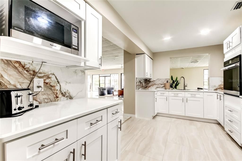 For Sale: $178,900 (2 beds, 2 baths, 1075 Square Feet)