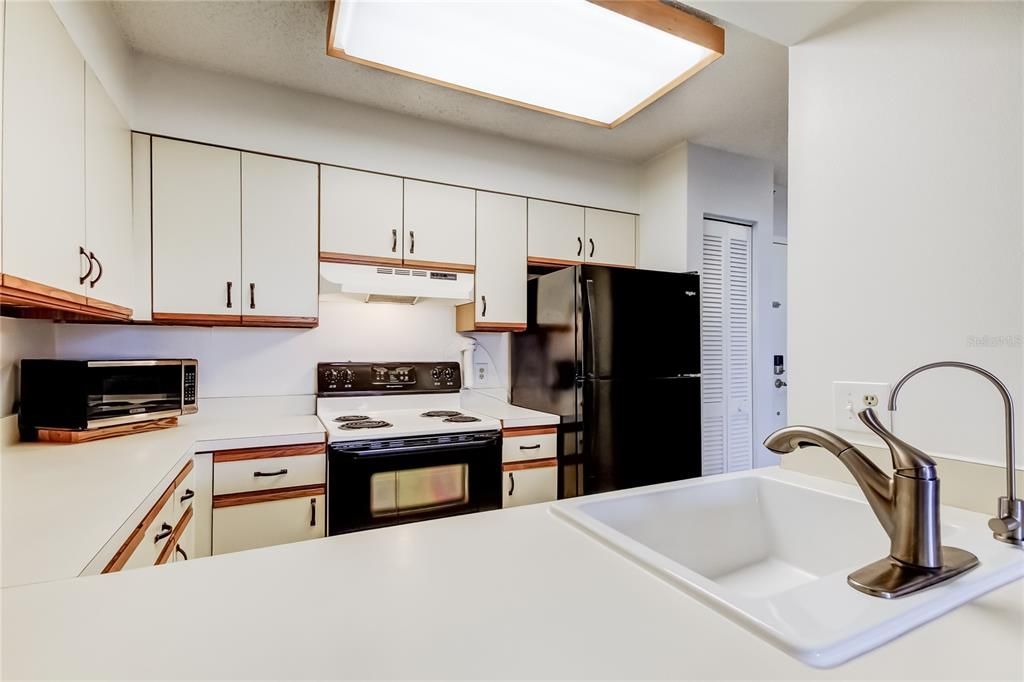 For Sale: $178,900 (2 beds, 2 baths, 1075 Square Feet)