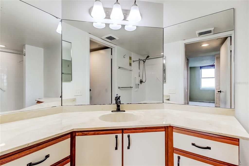 For Sale: $178,900 (2 beds, 2 baths, 1075 Square Feet)