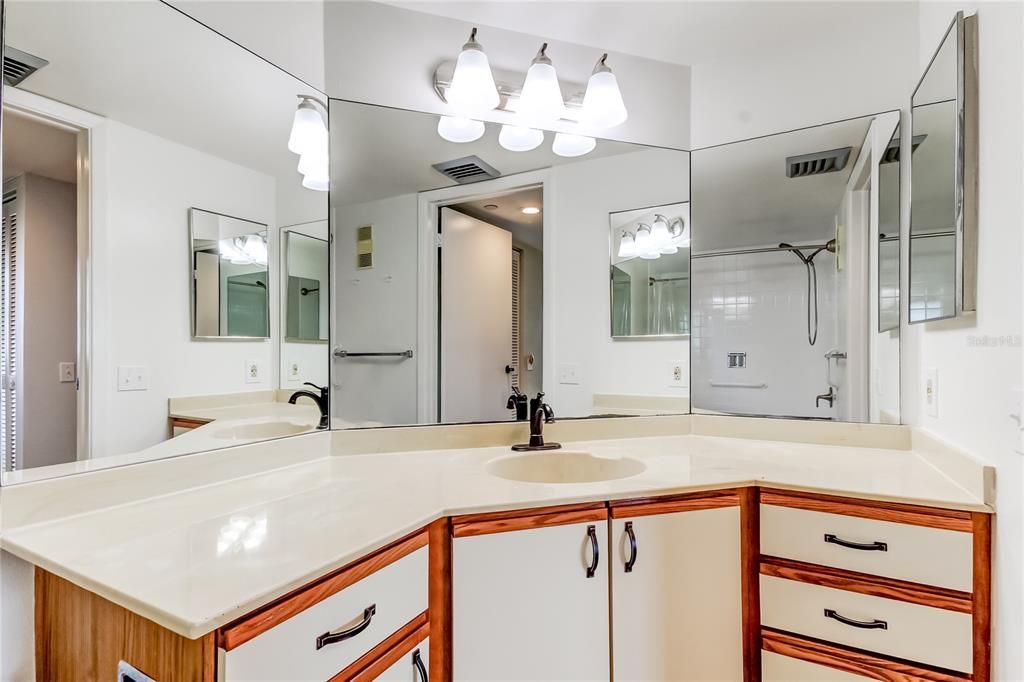 For Sale: $178,900 (2 beds, 2 baths, 1075 Square Feet)