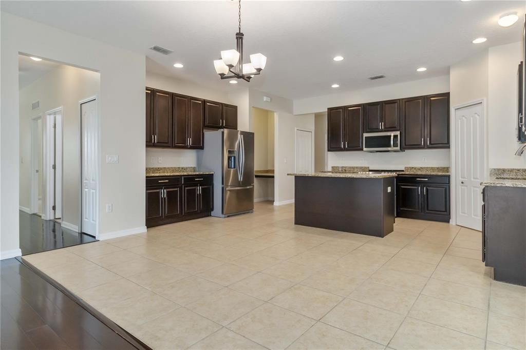 待售: $365,000 (3 贝兹, 2 浴室, 1980 平方英尺)