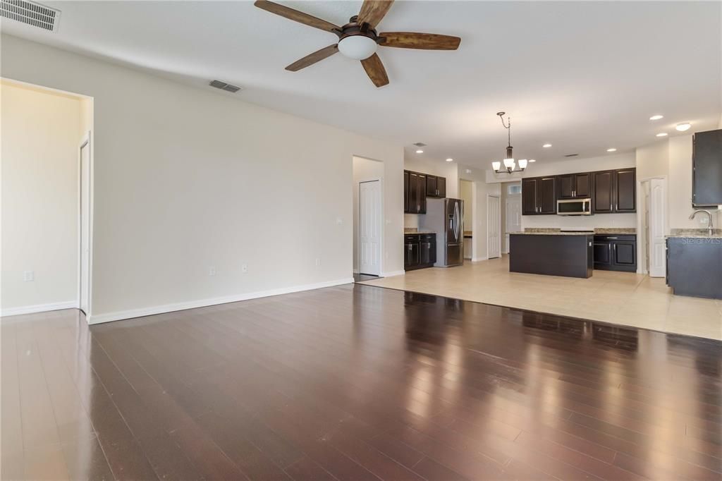 待售: $365,000 (3 贝兹, 2 浴室, 1980 平方英尺)