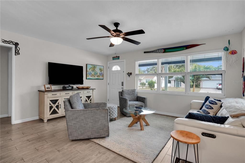 待售: $550,000 (3 贝兹, 2 浴室, 1216 平方英尺)