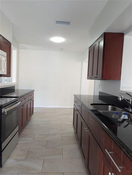 待售: $349,000 (3 贝兹, 1 浴室, 1295 平方英尺)