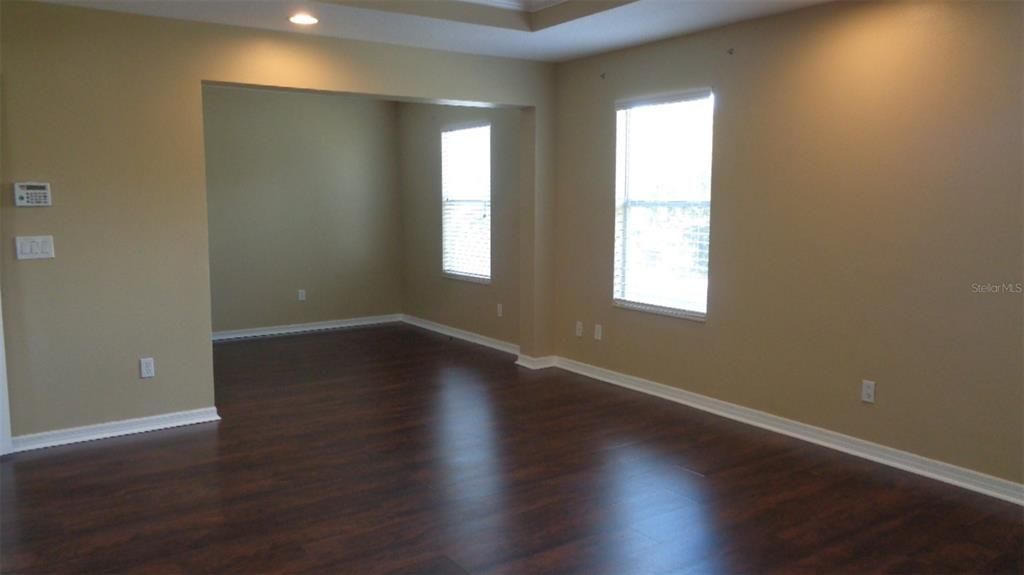 出租: $2,550 (5 贝兹, 2 浴室, 2732 平方英尺)