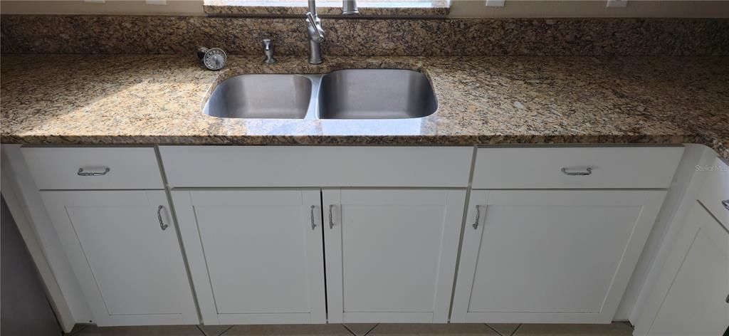 For Sale: $299,999 (3 beds, 2 baths, 1352 Square Feet)