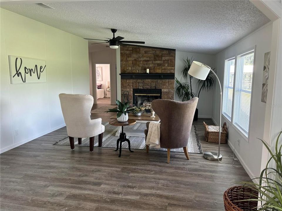 На продажу: $359,900 (4 спален, 2 ванн, 2432 Квадратных фут)