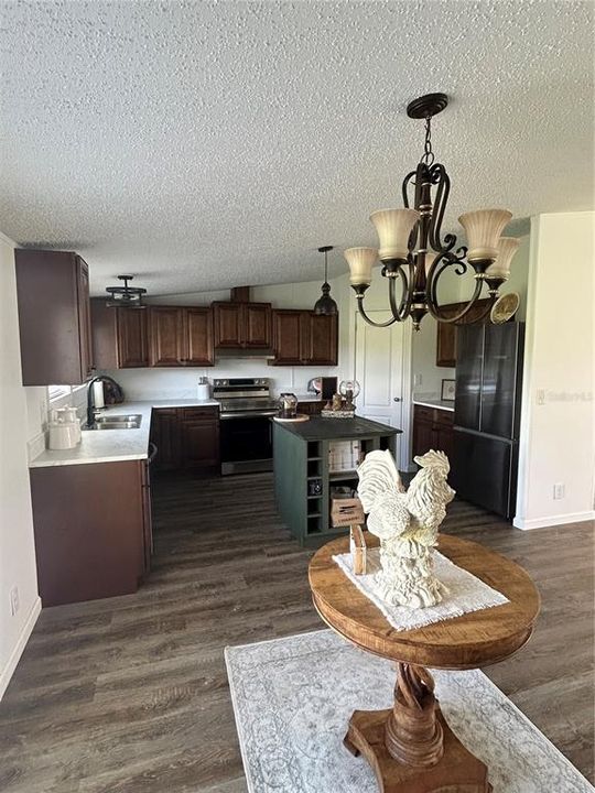 На продажу: $359,900 (4 спален, 2 ванн, 2432 Квадратных фут)