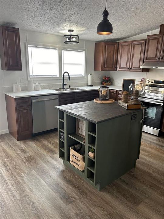 На продажу: $359,900 (4 спален, 2 ванн, 2432 Квадратных фут)