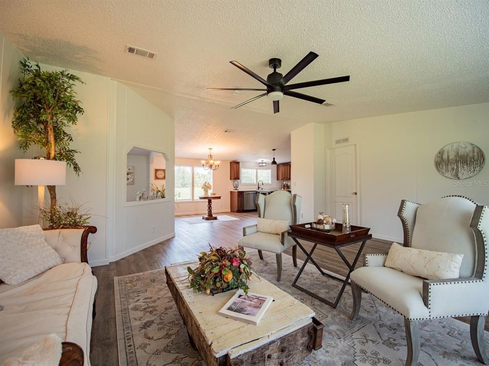 На продажу: $359,900 (4 спален, 2 ванн, 2432 Квадратных фут)