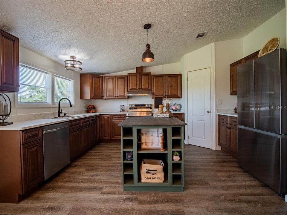 На продажу: $359,900 (4 спален, 2 ванн, 2432 Квадратных фут)