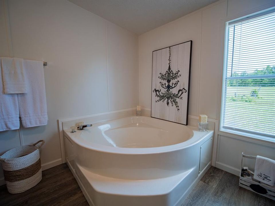 На продажу: $359,900 (4 спален, 2 ванн, 2432 Квадратных фут)