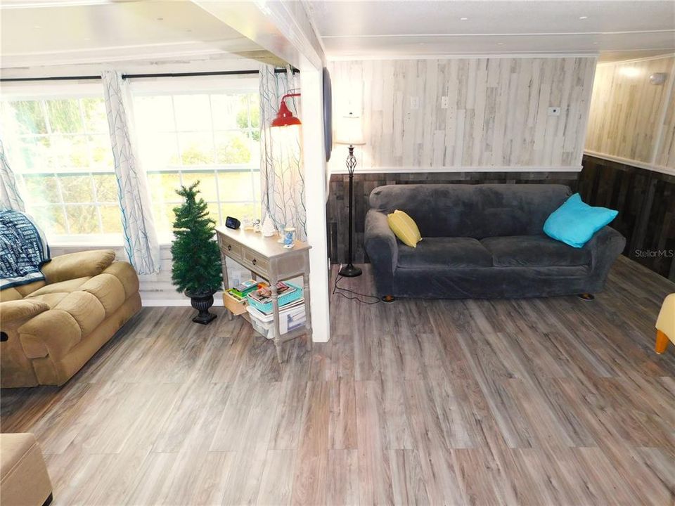 待售: $128,800 (2 贝兹, 1 浴室, 832 平方英尺)