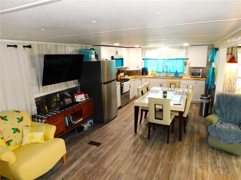 待售: $128,800 (2 贝兹, 1 浴室, 832 平方英尺)