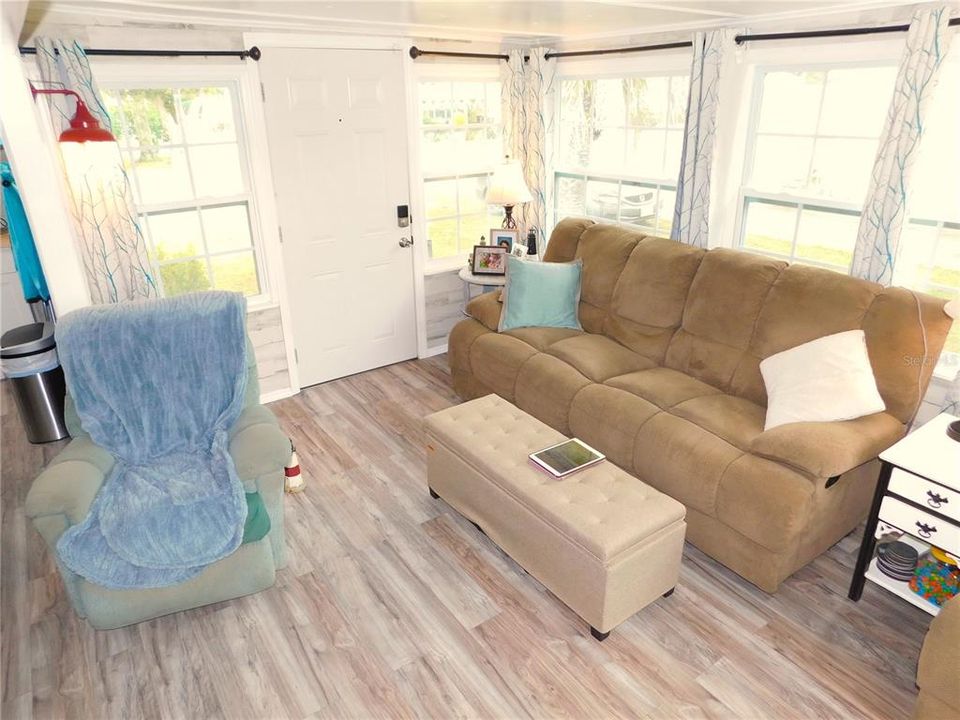 待售: $128,800 (2 贝兹, 1 浴室, 832 平方英尺)