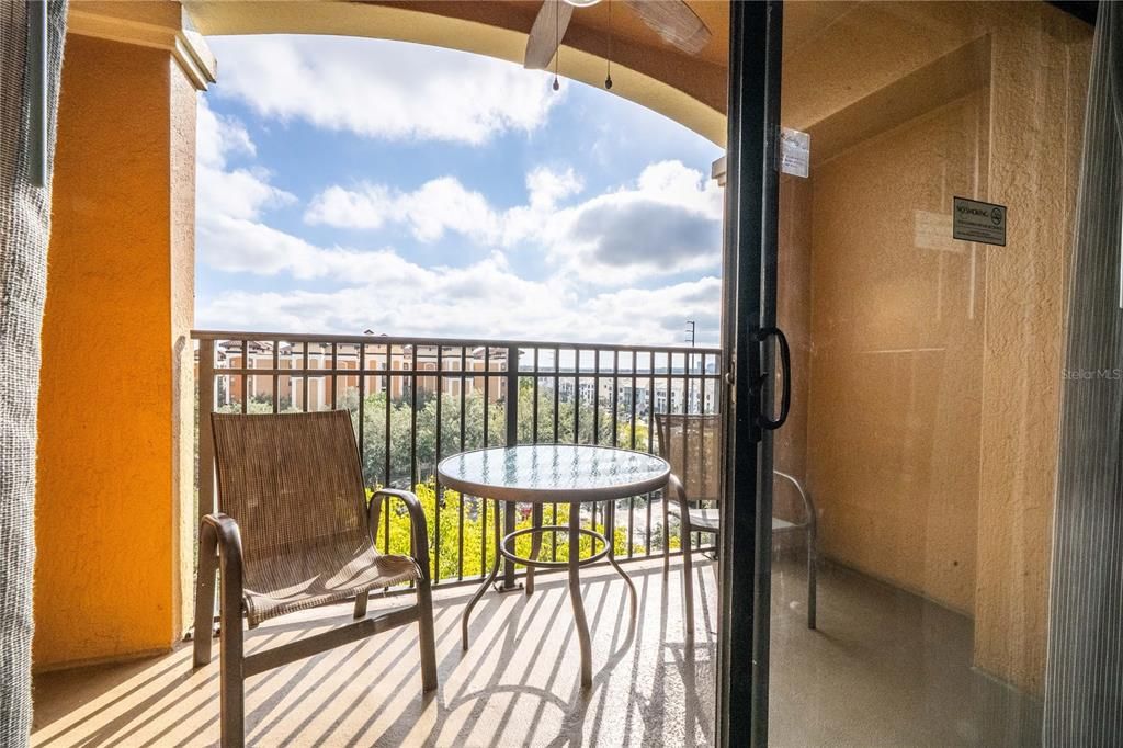 For Sale: $175,000 (2 beds, 2 baths, 957 Square Feet)