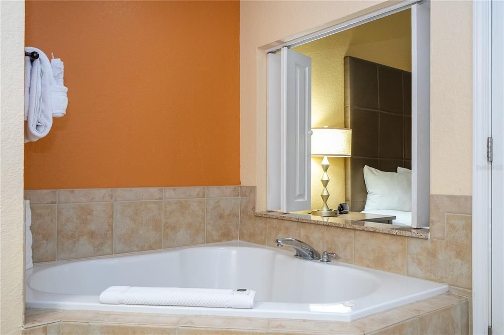 For Sale: $175,000 (2 beds, 2 baths, 957 Square Feet)