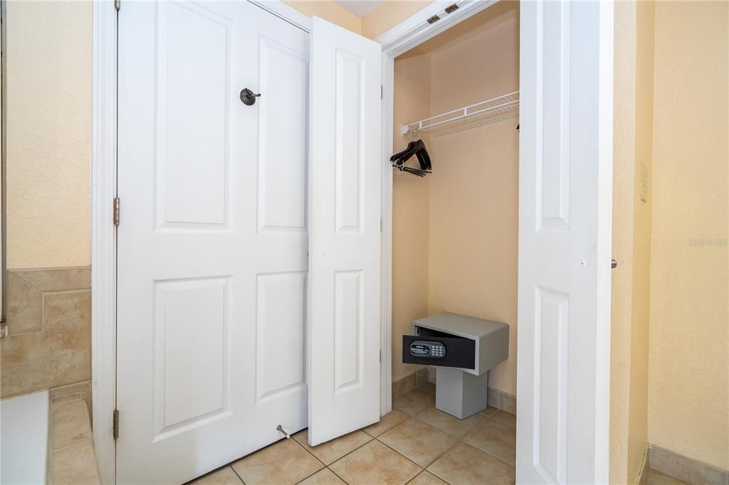 For Sale: $175,000 (2 beds, 2 baths, 957 Square Feet)