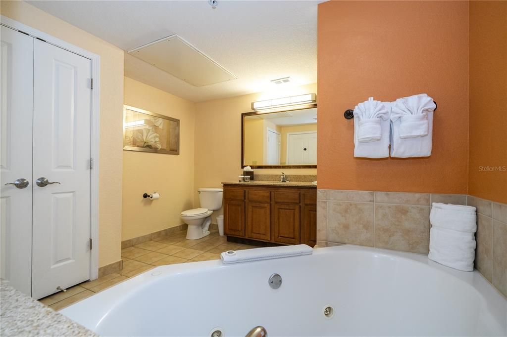 For Sale: $175,000 (2 beds, 2 baths, 957 Square Feet)