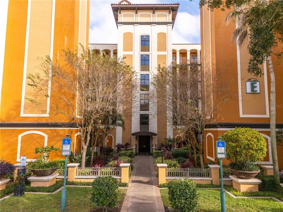 For Sale: $175,000 (2 beds, 2 baths, 957 Square Feet)