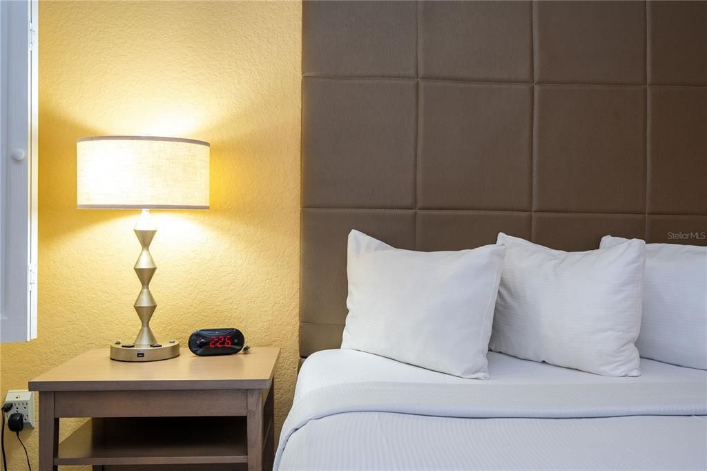 For Sale: $175,000 (2 beds, 2 baths, 957 Square Feet)