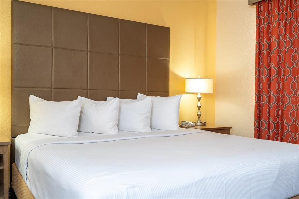 For Sale: $175,000 (2 beds, 2 baths, 957 Square Feet)