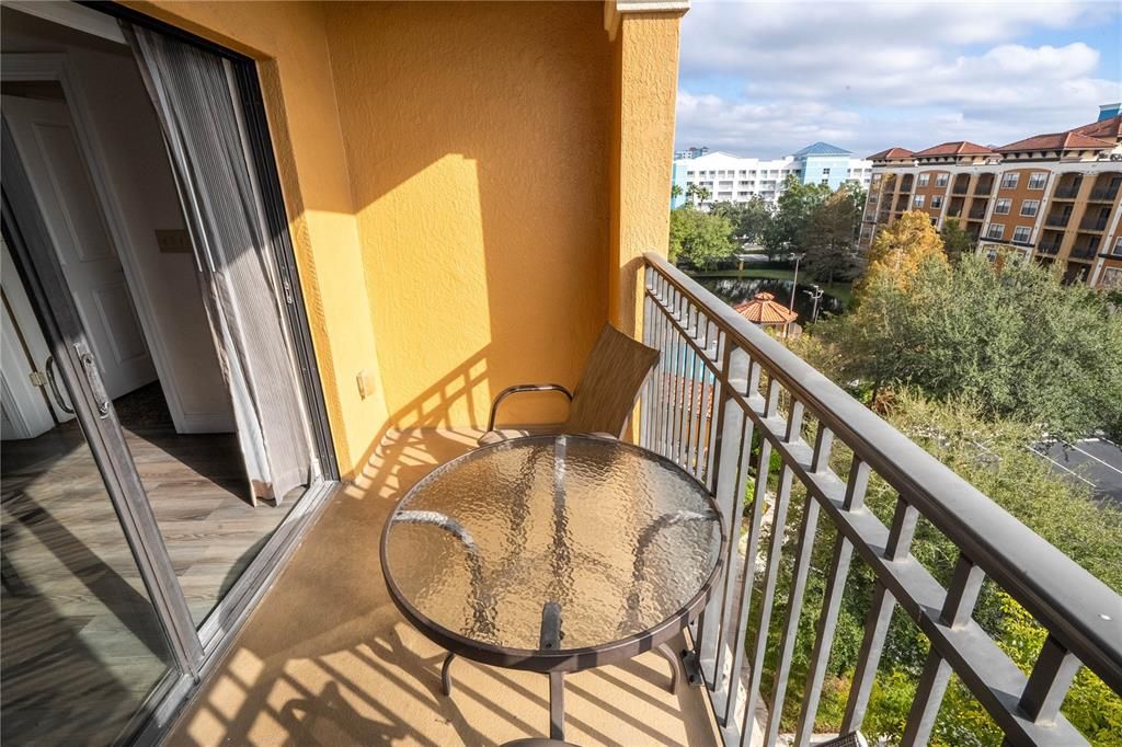 For Sale: $175,000 (2 beds, 2 baths, 957 Square Feet)