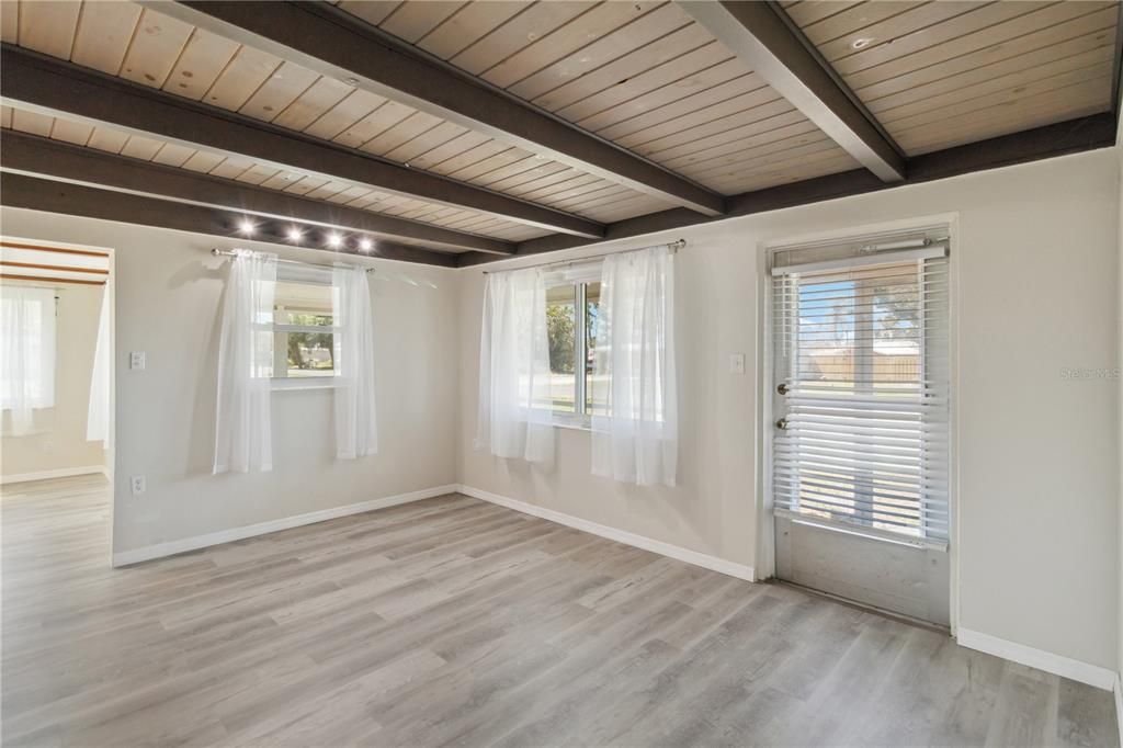 En Venta: $215,000 (2 camas, 1 baños, 828 Pies cuadrados)