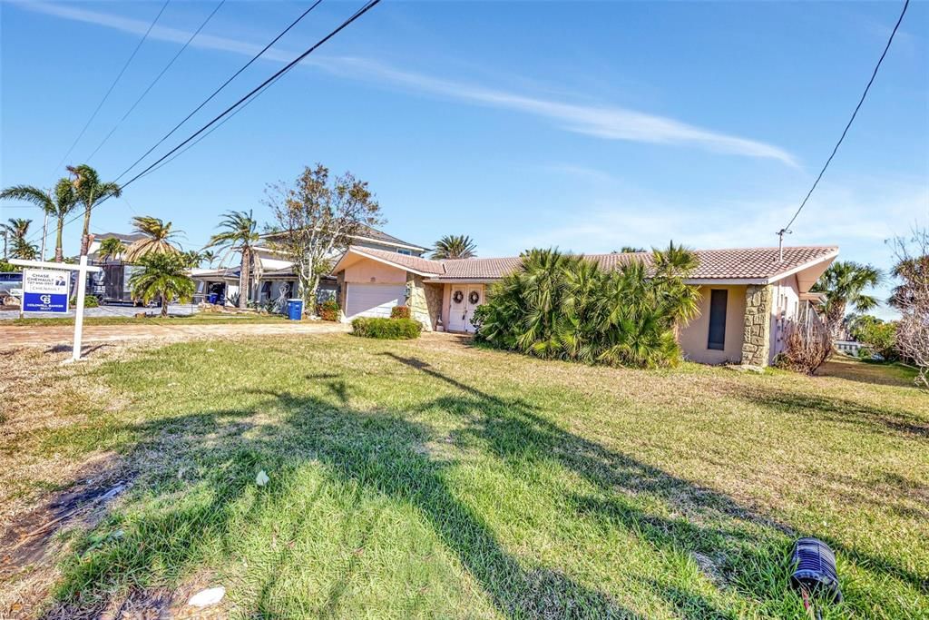 For Sale: $1,170,000 (2 beds, 2 baths, 1607 Square Feet)