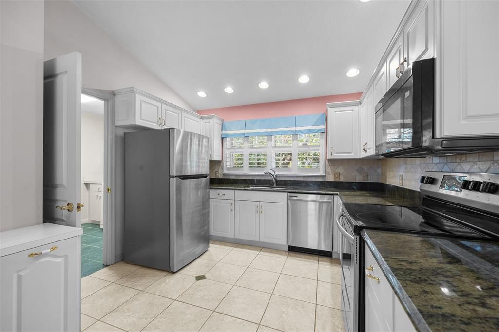 For Sale: $799,999 (2 beds, 2 baths, 1737 Square Feet)