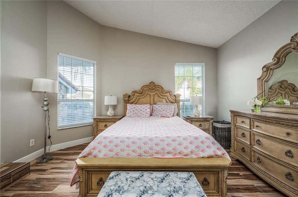 En Venta: $835,000 (4 camas, 2 baños, 2125 Pies cuadrados)