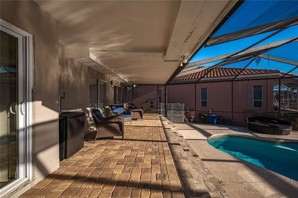 En Venta: $835,000 (4 camas, 2 baños, 2125 Pies cuadrados)