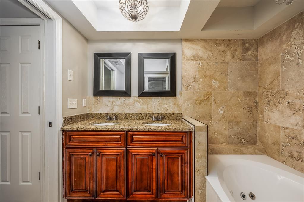 En Venta: $835,000 (4 camas, 2 baños, 2125 Pies cuadrados)