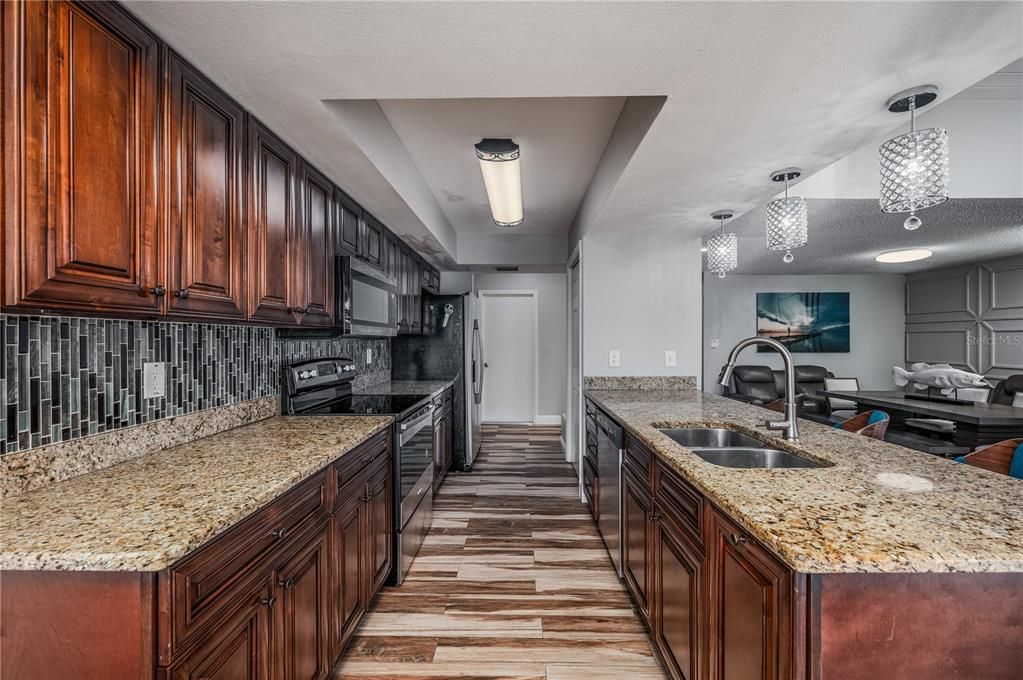 En Venta: $835,000 (4 camas, 2 baños, 2125 Pies cuadrados)