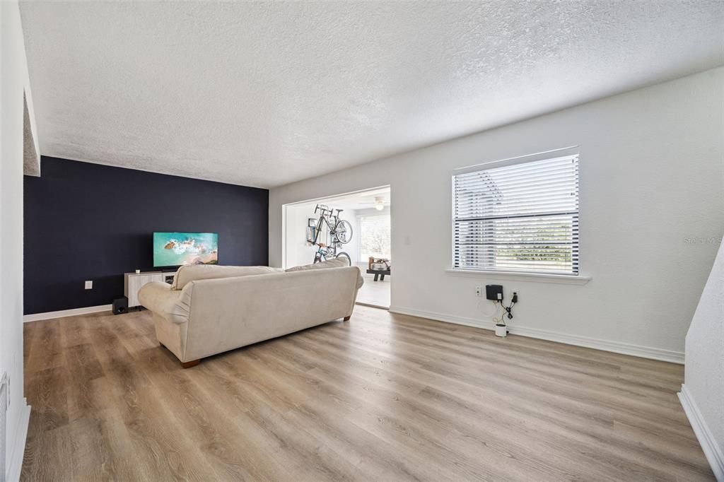 For Sale: $319,999 (2 beds, 2 baths, 1564 Square Feet)