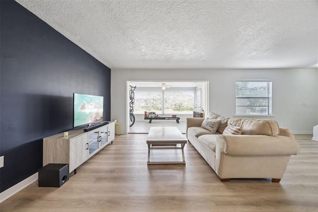 For Sale: $319,999 (2 beds, 2 baths, 1564 Square Feet)