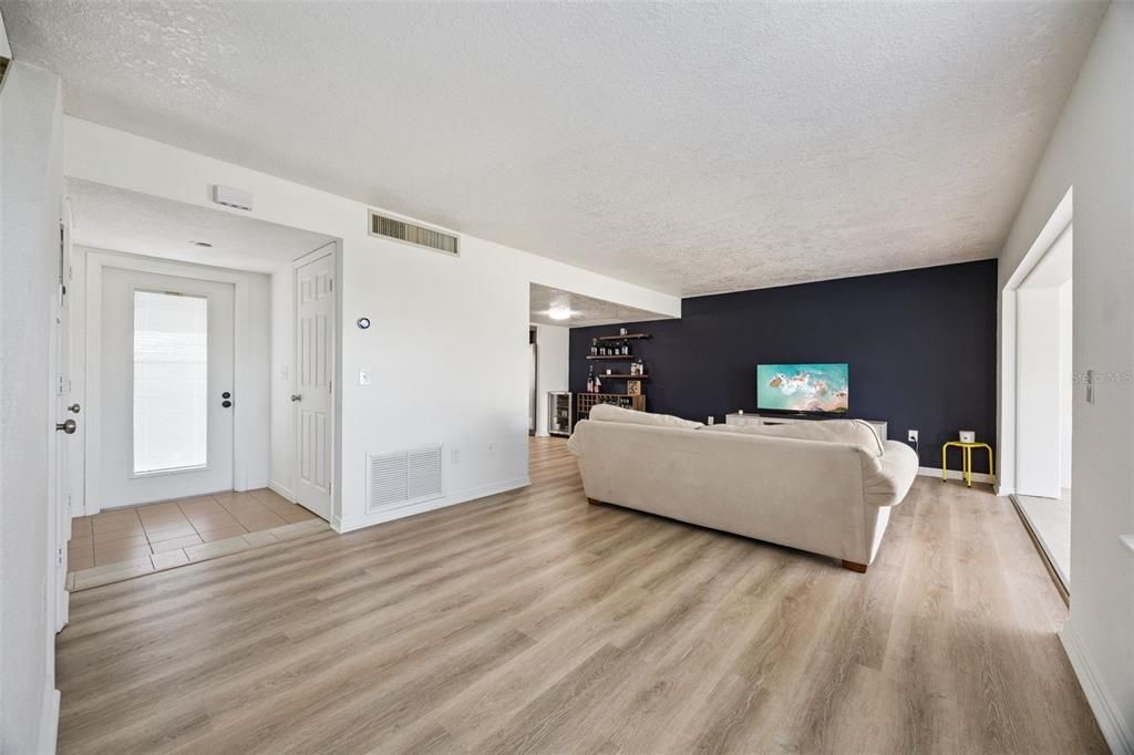 For Sale: $319,999 (2 beds, 2 baths, 1564 Square Feet)